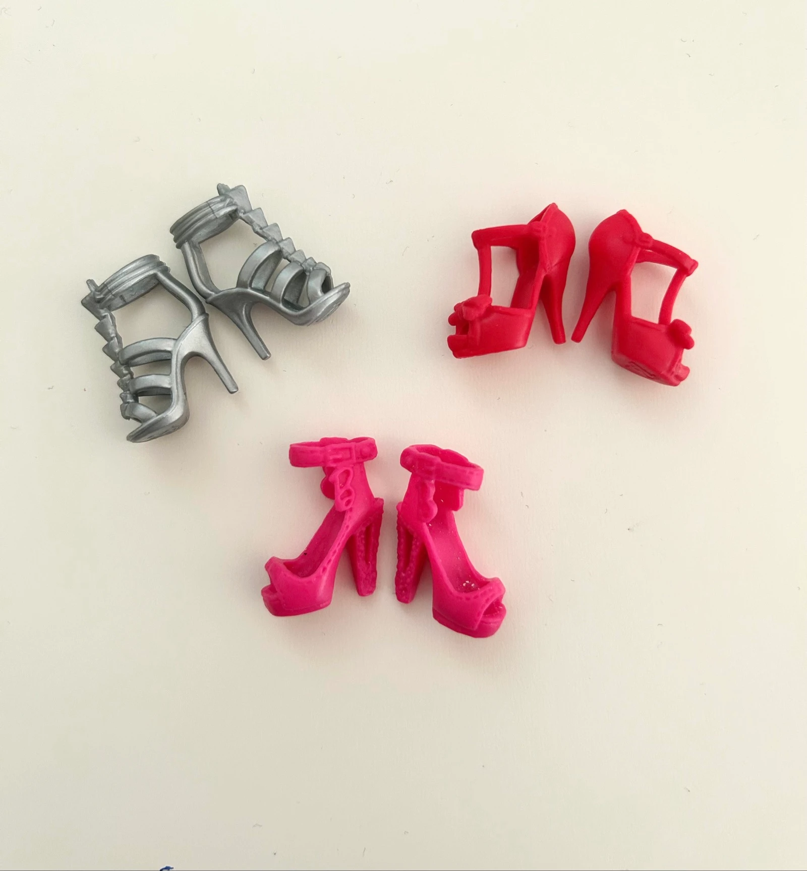 3 pares de zapatos Barbie